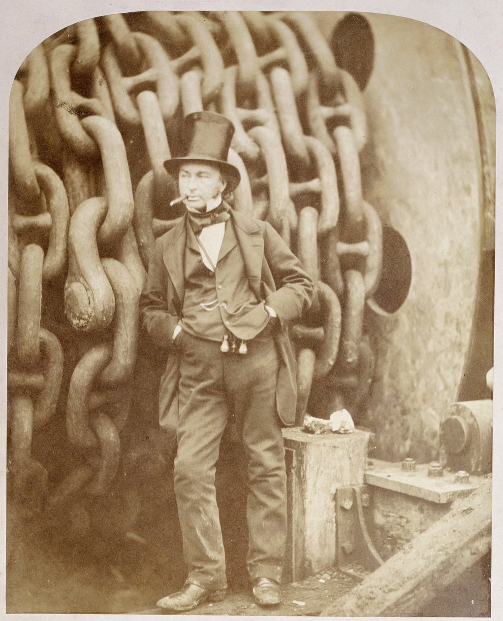 Isambard Kingdom Brunel in Millwall, lehnend an einer Kettentrommel, November 1857 von Robert Howlett