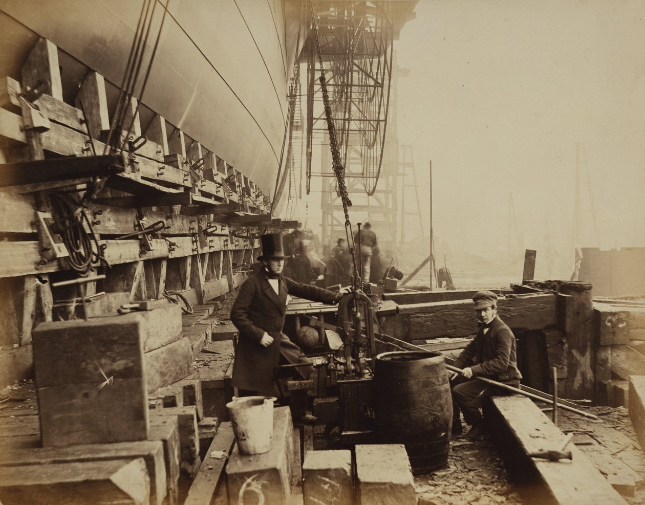 [Die Great Eastern: Richard Tangye mit einer hydraulischen Presse] von Robert Howlett