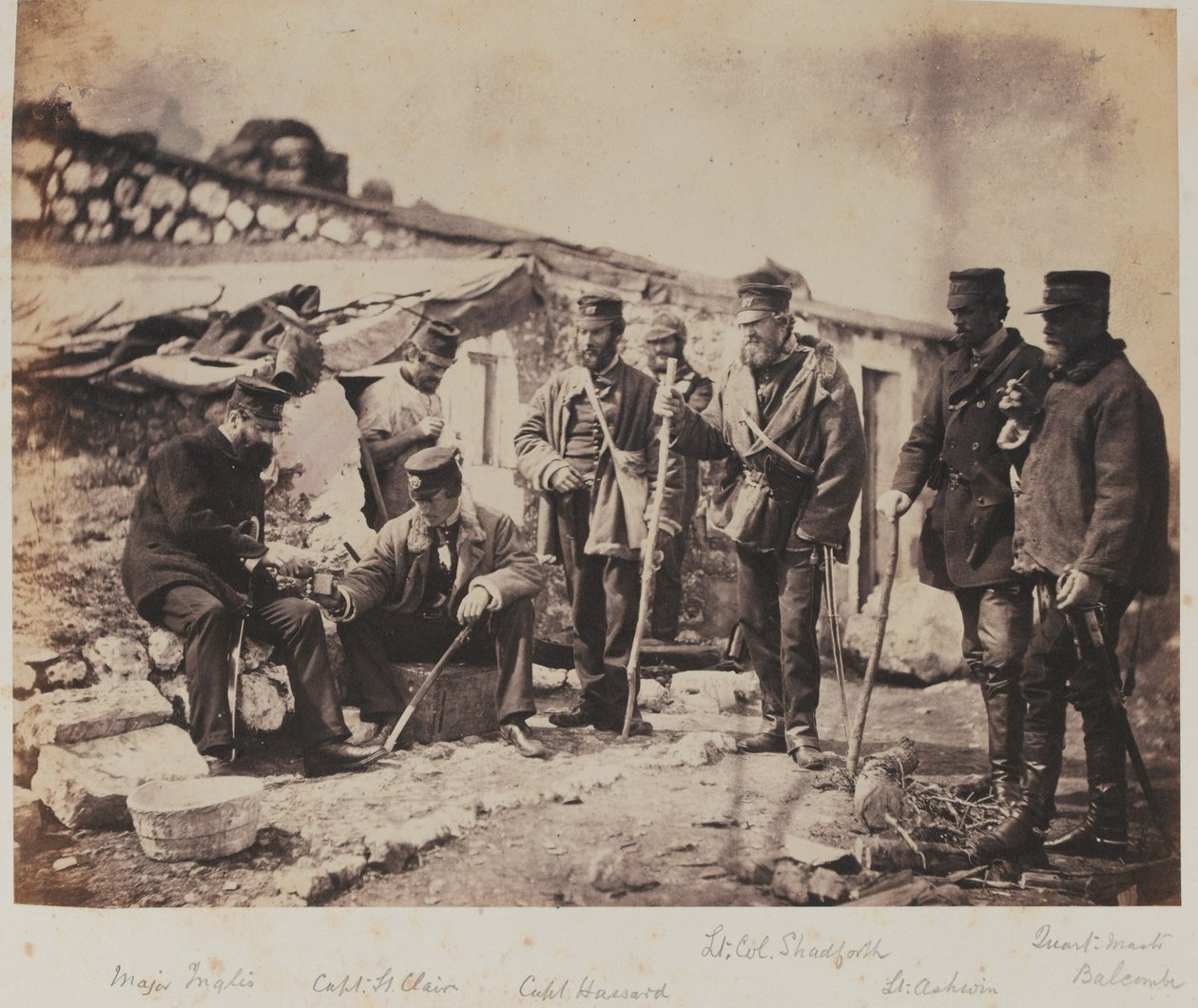 Oberstleutnant Thomas Shadforth und Offiziere des 57. (West Middlesex) Infanterieregiments, aus einem Album von 52 Fotografien im Zusammenhang mit dem Krimkrieg, 1855 von Roger Fenton