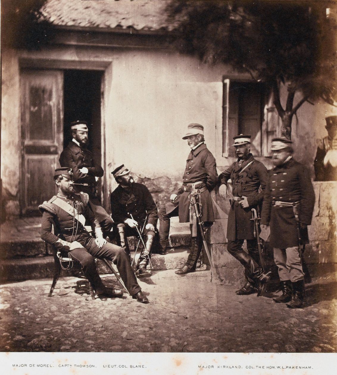 Generalmajor James Bucknall Bucknall Estcourt und Stab, aus einem Album mit 52 Fotografien im Zusammenhang mit dem Krimkrieg, 1855 von Roger Fenton
