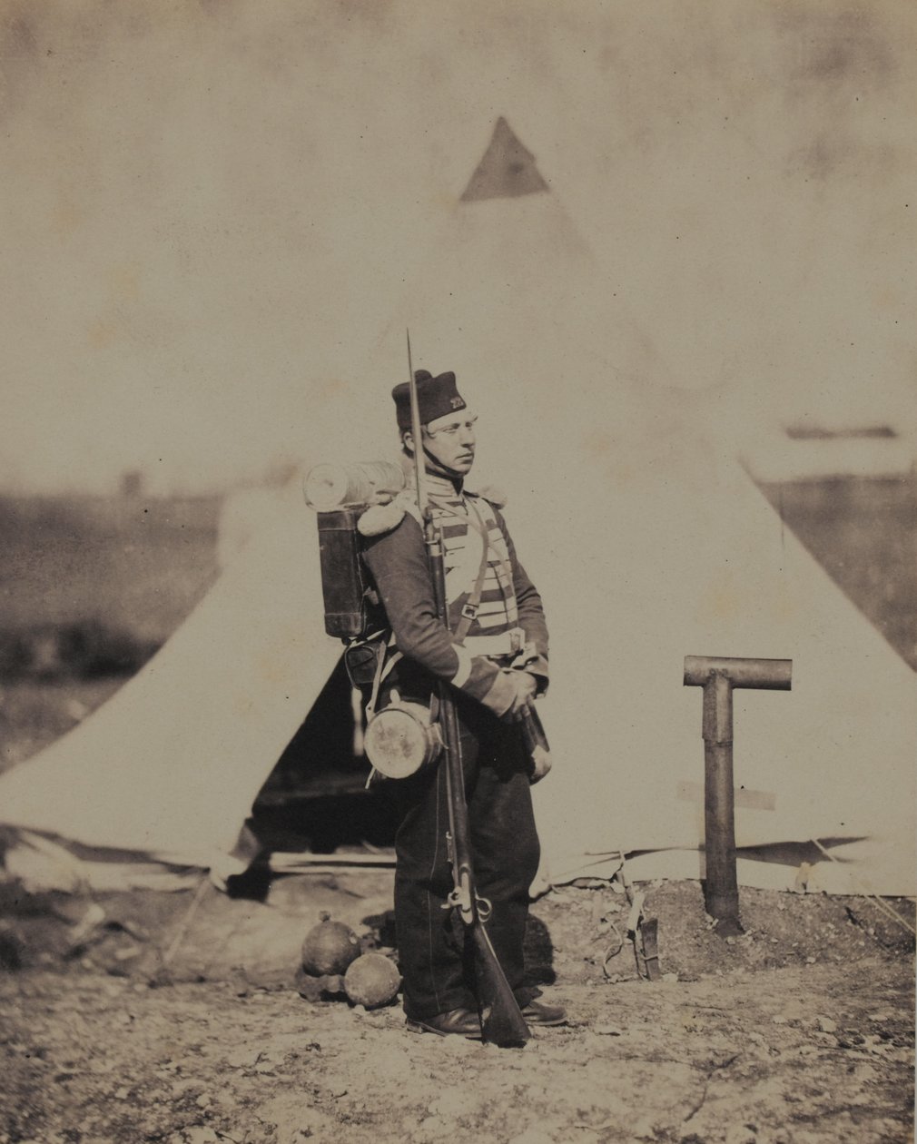 Soldat des 28. (North Gloucestershire) Regiments zu Fuß in voller Marschordnung, aus einem Album mit 52 Fotografien zum Krimkrieg von Roger Fenton