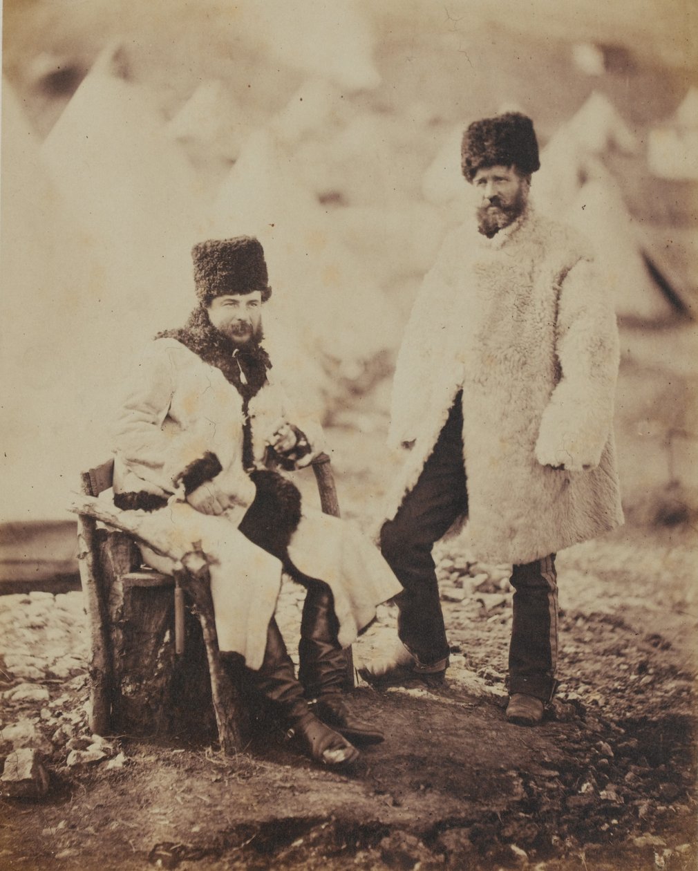 Kapitän Brown, 4. (Das eigene Regiment der Königin) Leichte Dragoner und Diener in Winterkleidung, aus einem Album mit 52 Fotografien im Zusammenhang mit dem Krimkrieg, 1855 von Roger Fenton