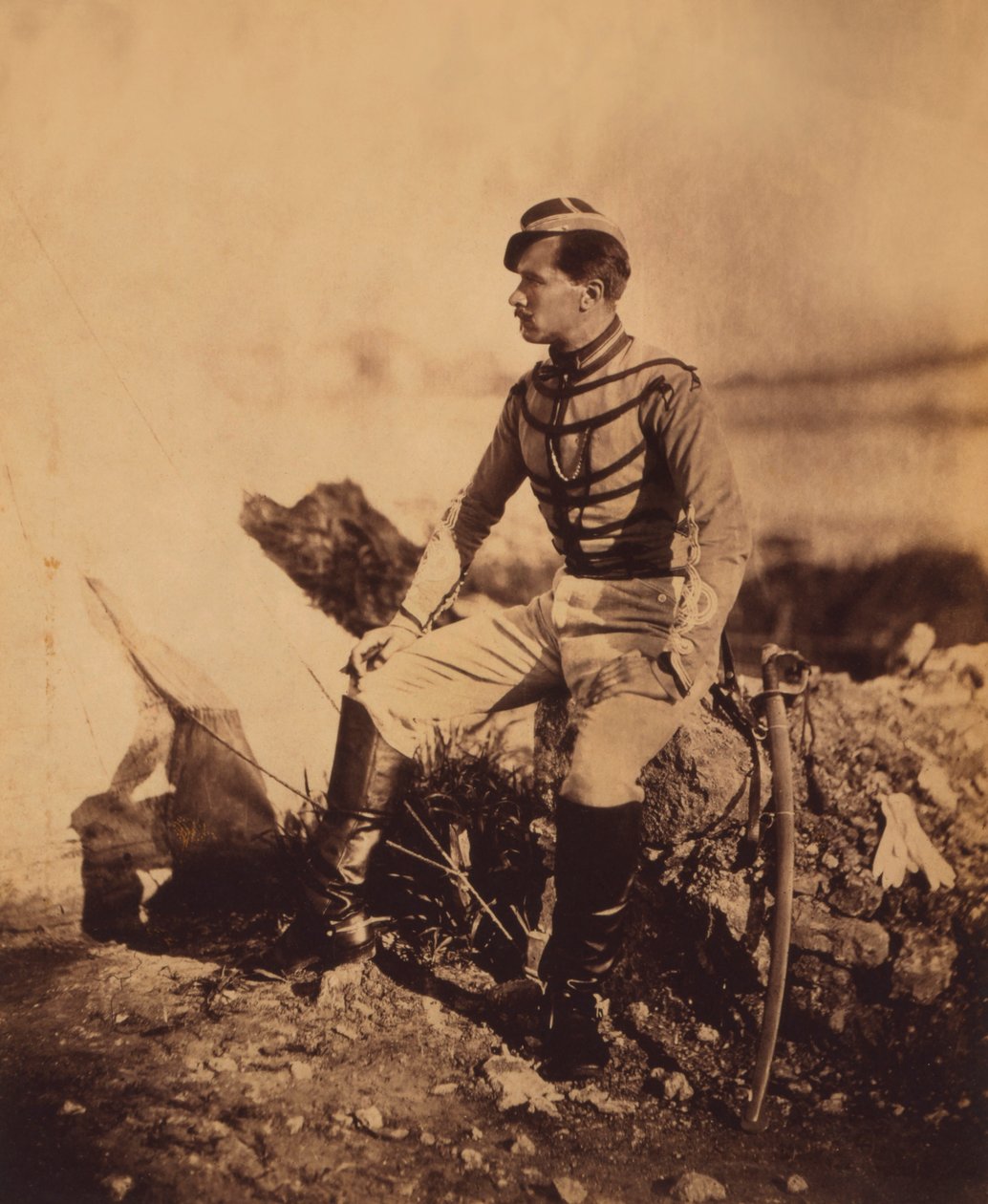 Kapitän Thomas, Adjutant von General Pierre Bosquet, Sitzendes Ganzkörperporträt in Uniform mit Schwert, Krimkrieg, Krim, Ukraine von Roger Fenton