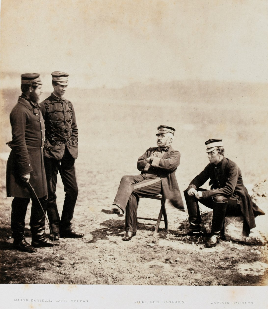 Generalmajor Henry William Barnard und Stab, aus einem Album mit 52 Fotografien zum Krimkrieg, 1855 von Roger Fenton