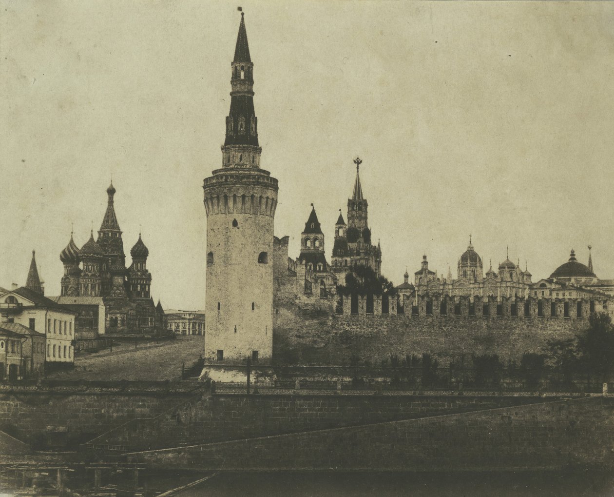 Südfront des Kremls von der alten Brücke von Roger Fenton