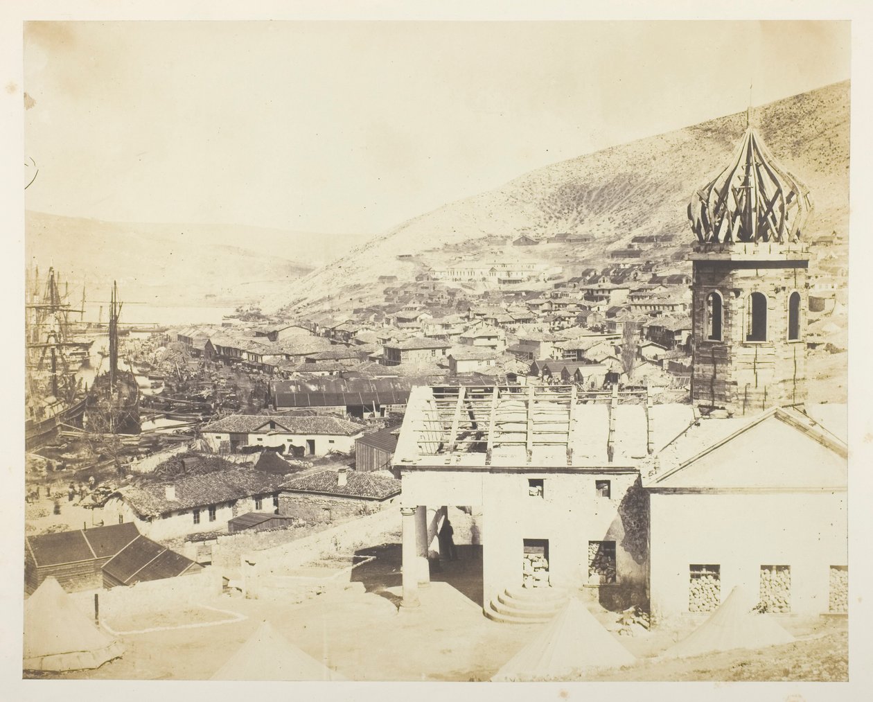 Die russische Kirche und die Stadt Balaklawa von Roger Fenton