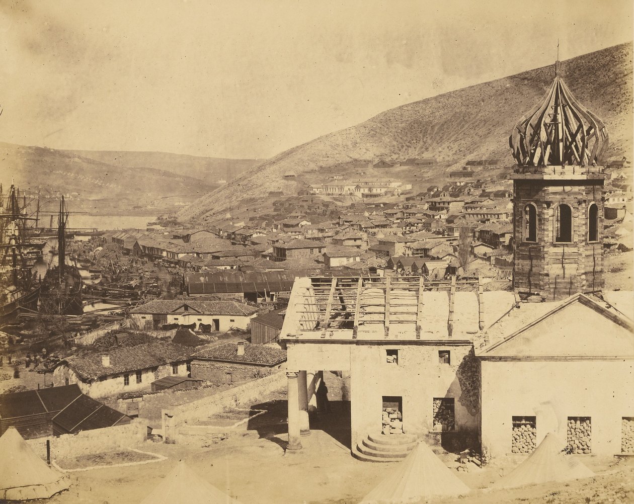 Die russische Kirche und Stadt Balaklawa von Roger Fenton