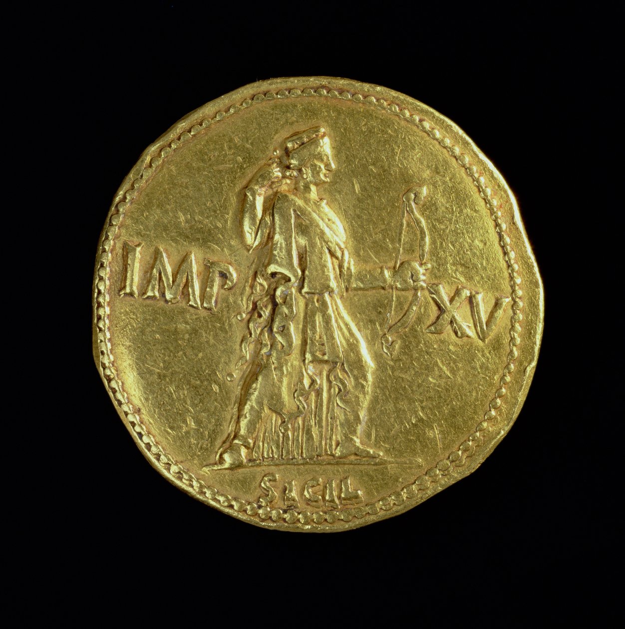Goldmünze (Rückseite) von Kaiser Augustus (31 v. Chr. - 14 n. Chr.) mit Darstellung der Göttin Diana. Inschrift: IMP XV links und rechts von Diana, unten SICIL von Roman