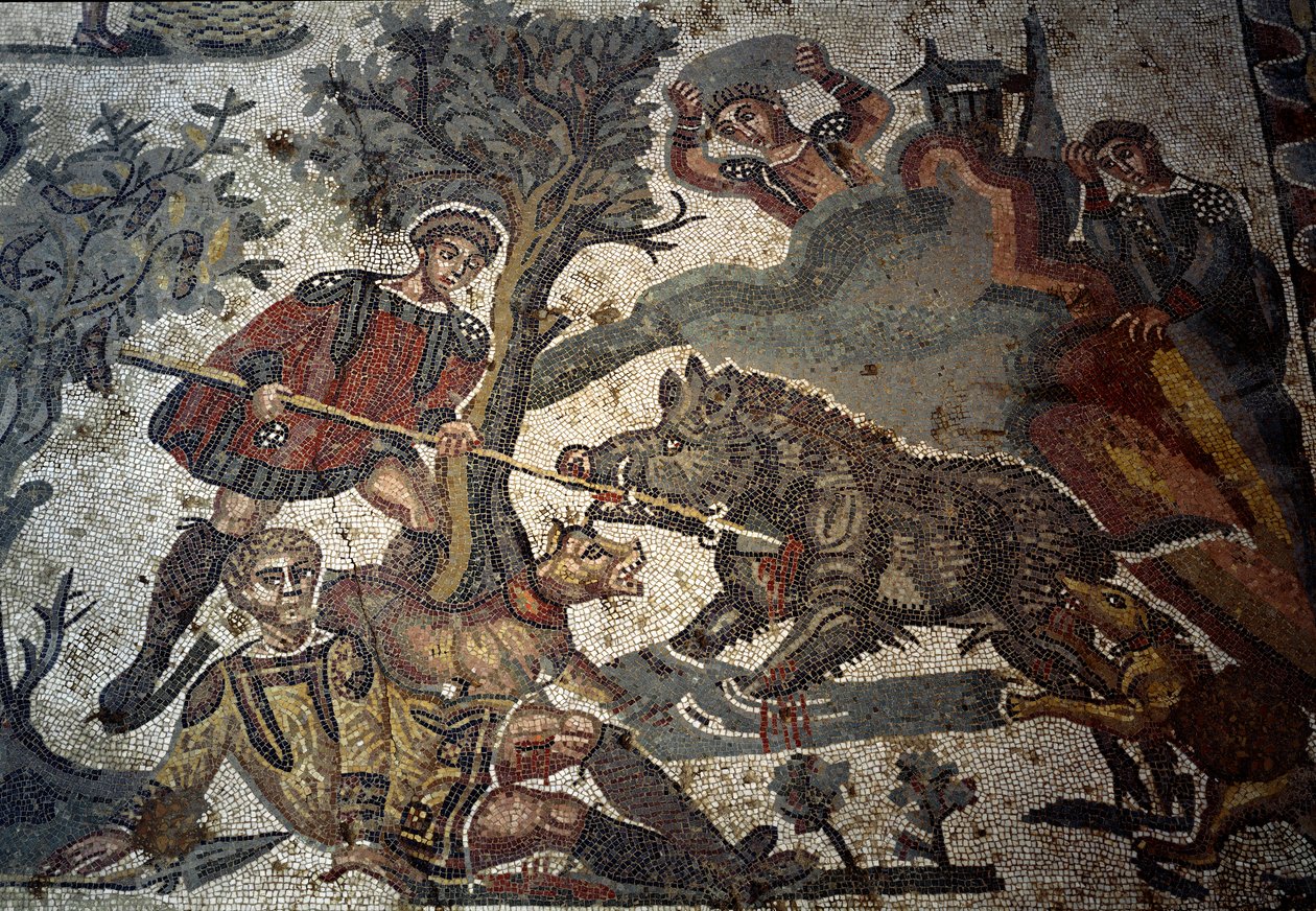 Ein Jäger wird von einem Eber angegriffen, einer seiner Gefährten stößt das Tier mit seinem Speer zurück (Detail der kleinen Jagdgesellschaft) von Roman