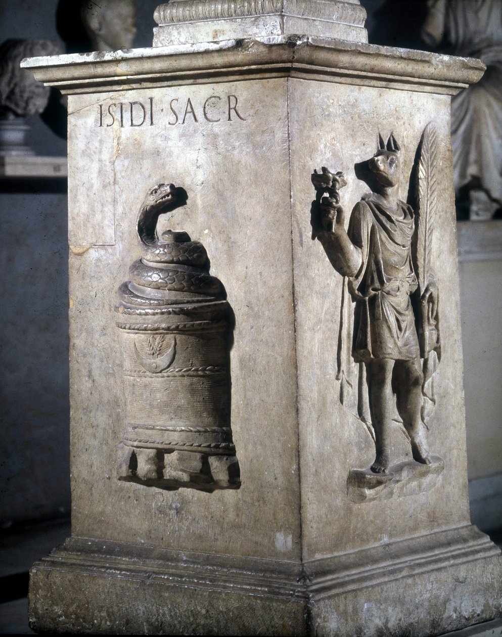 Altar der Isis gewidmet. Links: mystischer Stein mit Schlange und rechts: Anubis-Hermes. Die Worte „Iside Sacr“ sind auf der Schlange eingraviert. 2. Jahrhundert. Musei Capitolini, Rom. von Roman