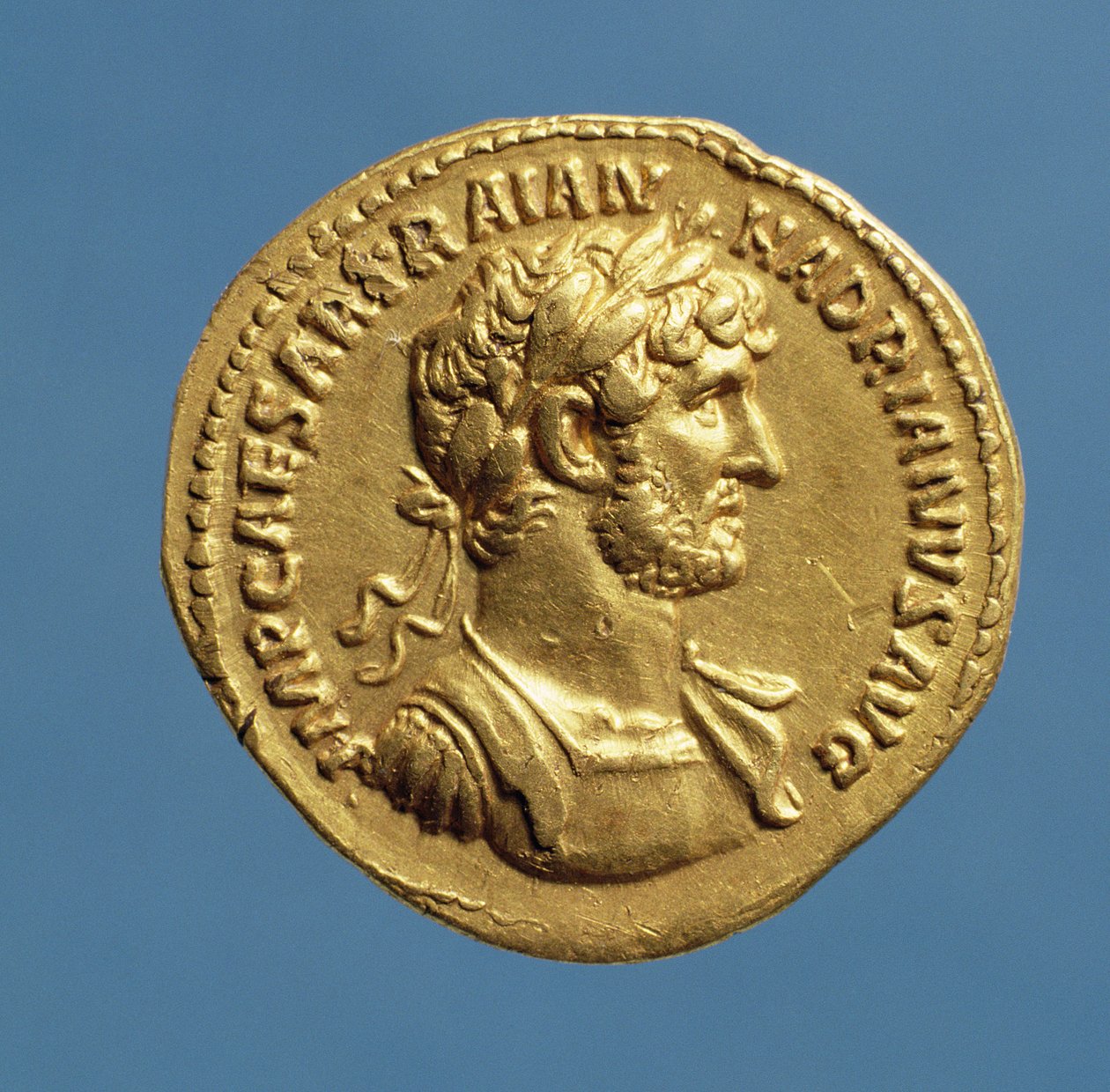 Aureus (Vorderseite) von Hadrian (117-138 n. Chr.), drapiert, gepanzert, mit Lorbeerkranz. Inschrift: IMP CAESAR TRAIAN HADIANVS AVG von Roman