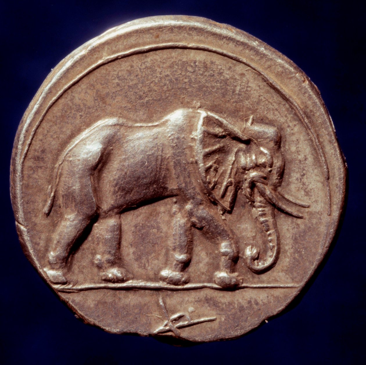 Karthagische Zivilisation: Medaille, die einen Elefanten darstellt, der es dem karthagischen General Hannibal ermöglichte, die Alpen zu überqueren von Roman