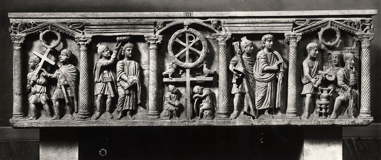 Christliches Sarkophag dekoriert mit Szenen der Passion Christi, einschließlich der Verhaftung und Christus vor Pontius Pilatus, aus den Katakomben von St. Domitilla von Roman