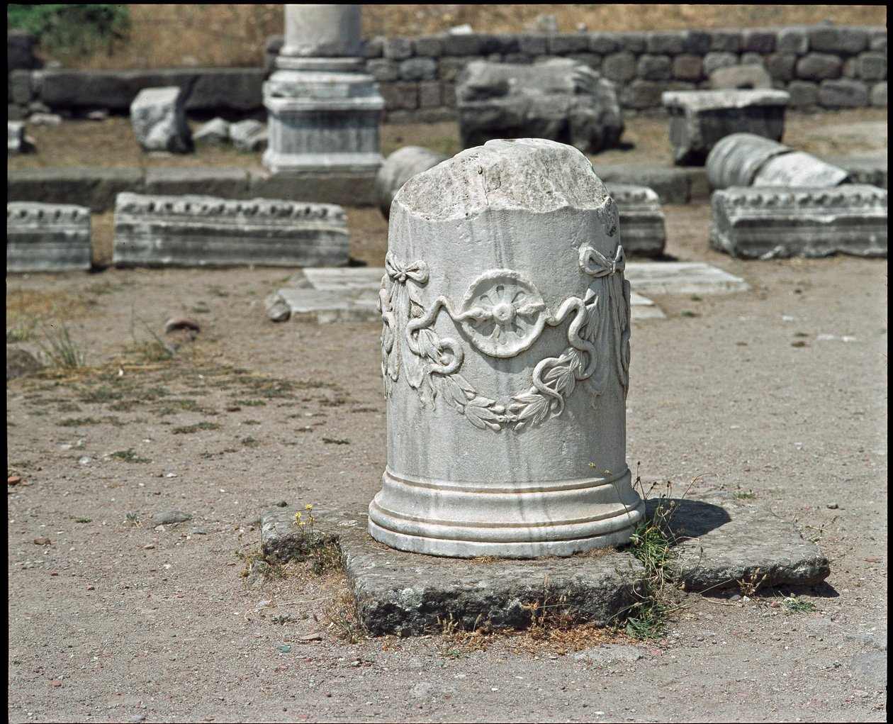 Säule dekoriert mit dem Symbol des Gottes Asklepios. Heiligtum des Asklepios (283 bis 133 v. Chr.) von Roman