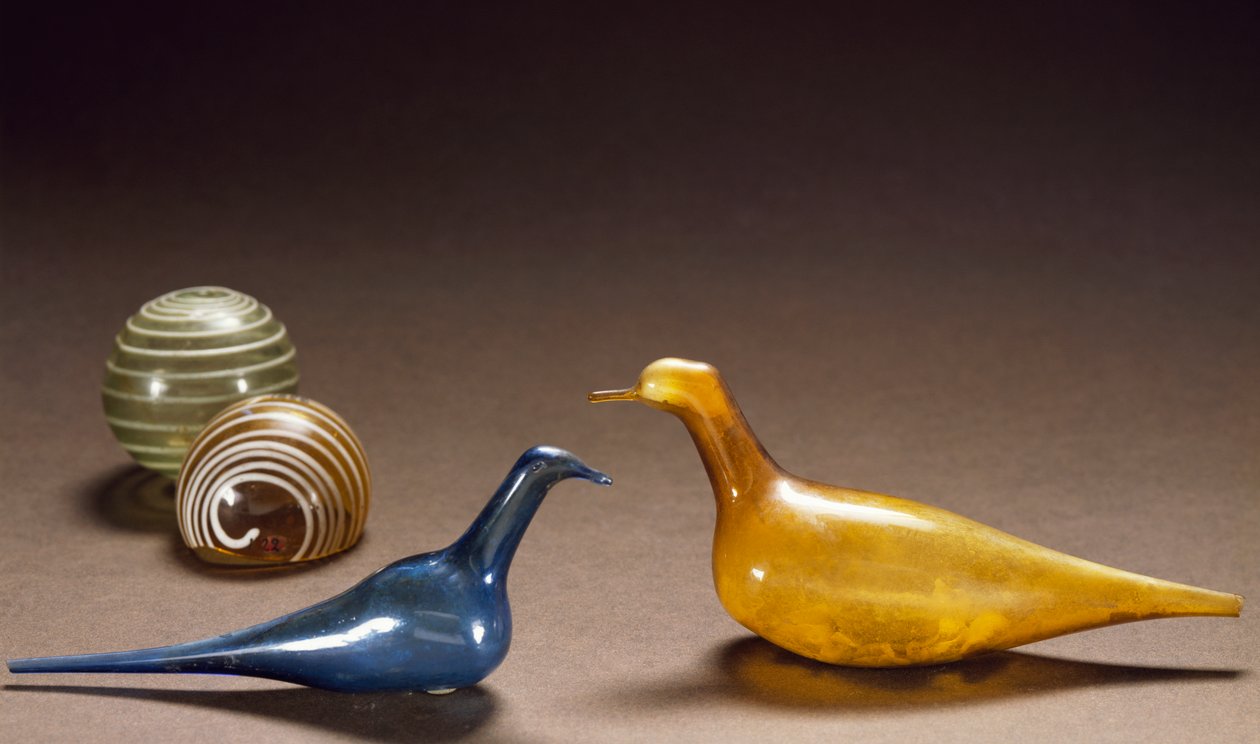 Taubenförmige Salbgefäße, gefärbtes und geblasenes Glas von Roman