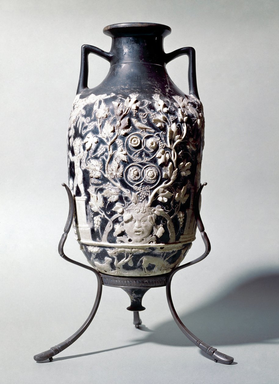 Kleine Amphore, genannt Blaue Vase, zeigt eine dionysische Szene von Roman