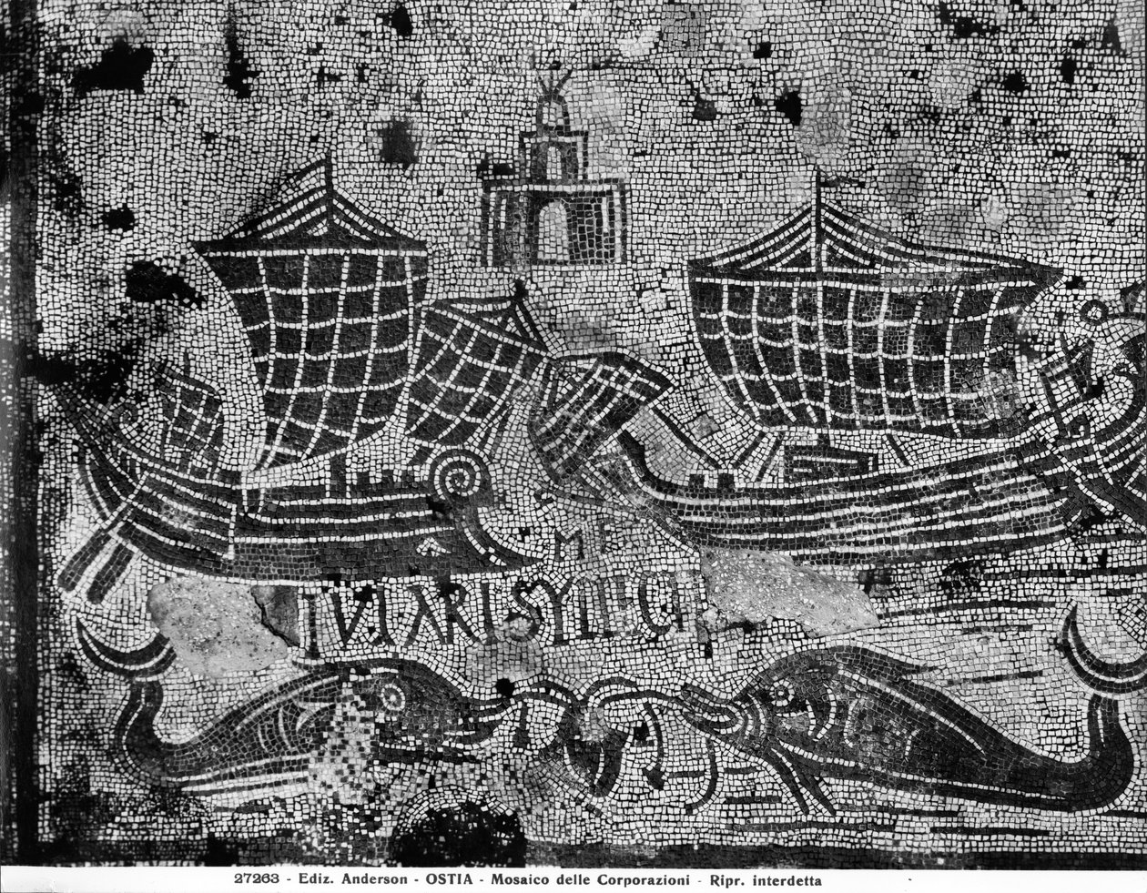 Pflasterdetail vom Piazzale dell Corporazioni, das eine nautische Szene darstellt (Mosaik) von Roman