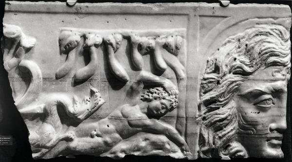 Relief, das Jona und den Wal darstellt, aus der Katakombe der St. Priscilla, Rom von Roman
