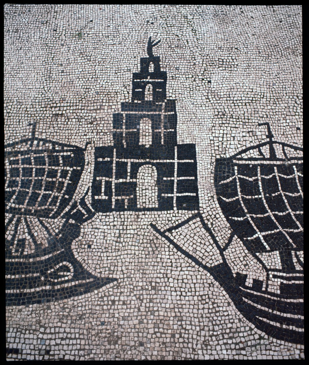 Römische Kunst: „Leuchtturm und Schiffe“ Mosaik der Corporation des gens de la mer, Place des Corporations. von Roman