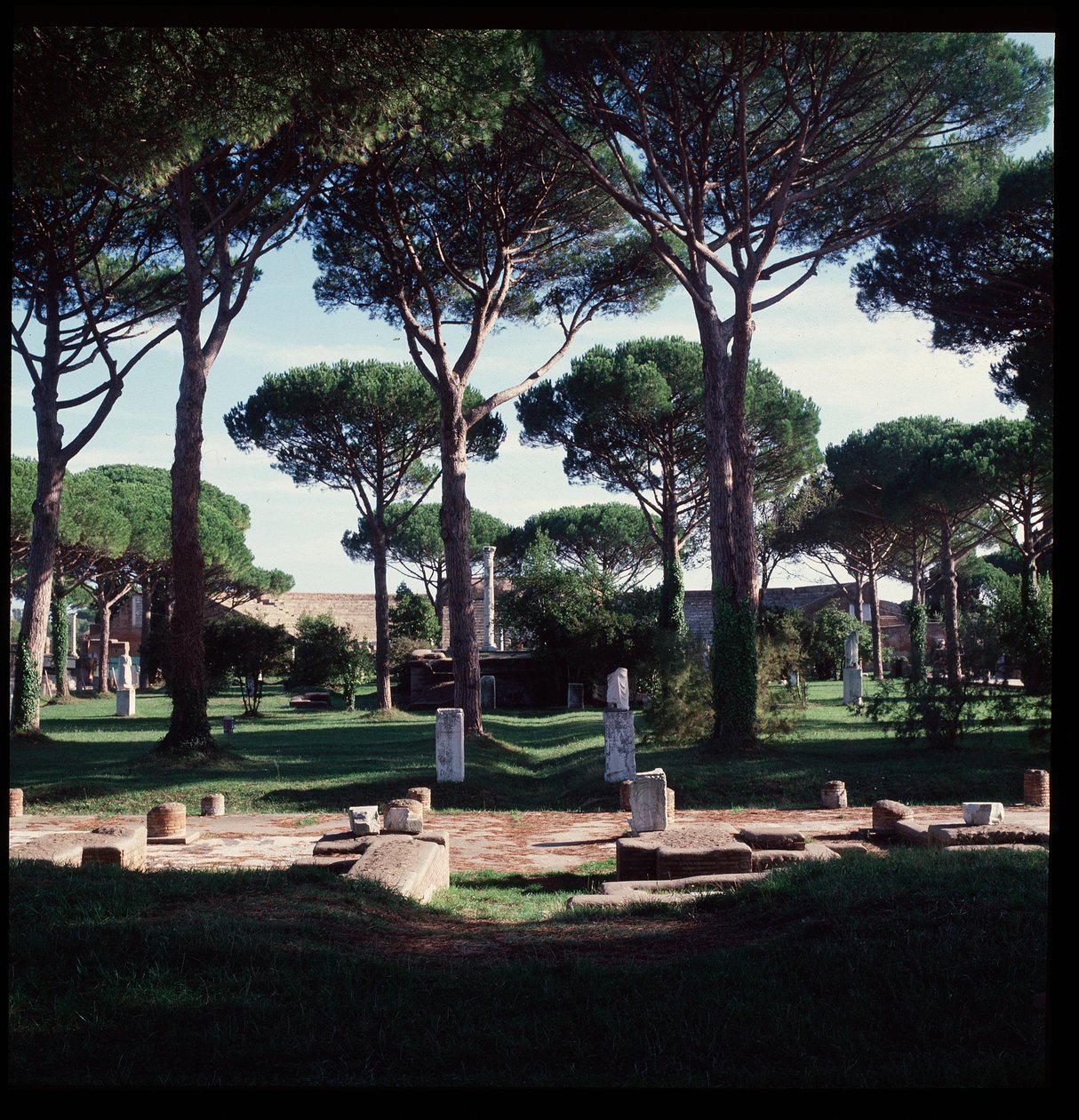 Römische Kunst: Ansicht der Ruinen des Macellum (Marktplatz) archäologische Stätte von Ostia von Roman