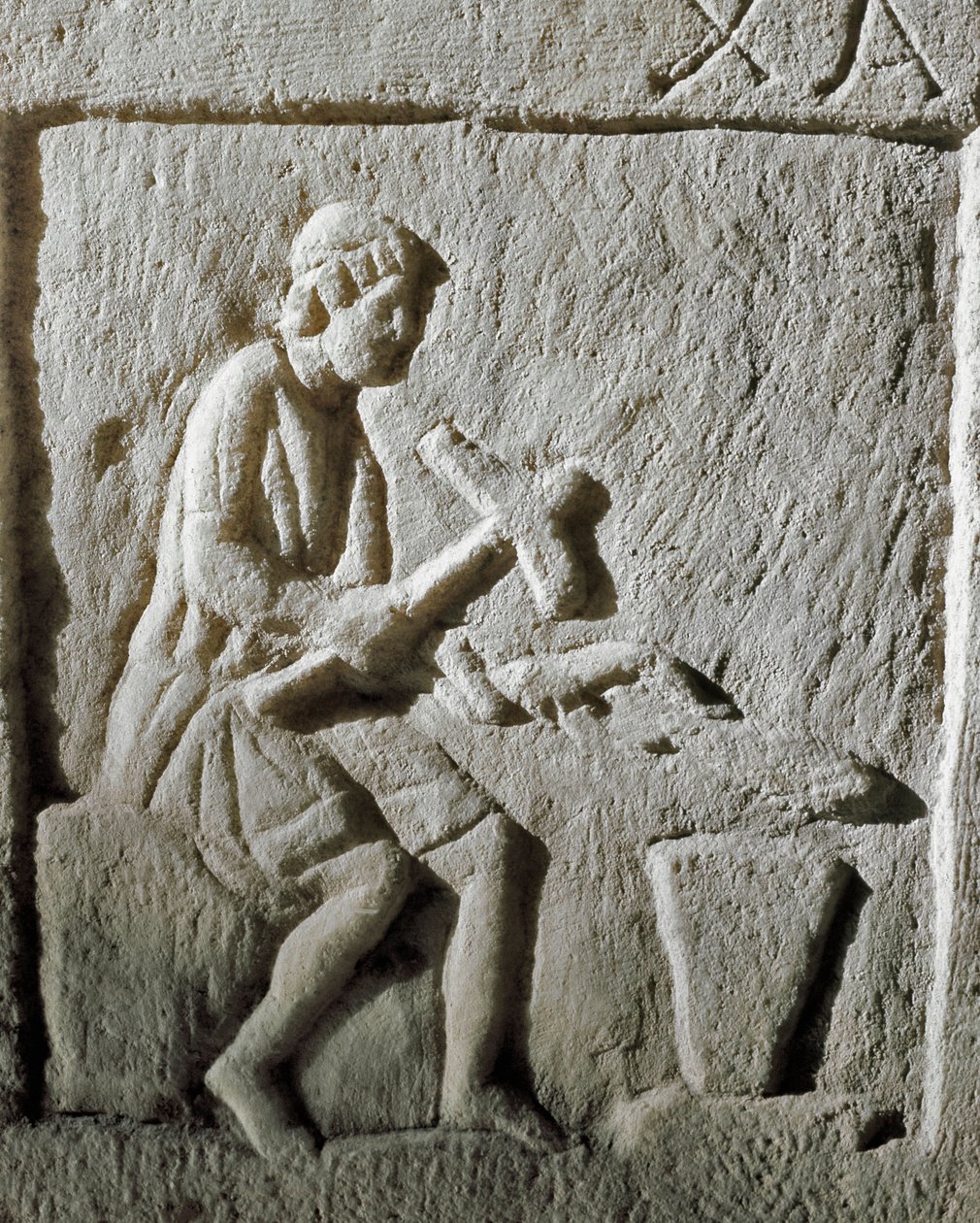 Römische Kunst: Detail einer Stele, die einen Schmied darstellt, der Metall auf einem Amboss schlägt. Aus Konstantinopel. 1. Jahrhundert v. Chr. Istanbul, Archäologisches Museum von Roman