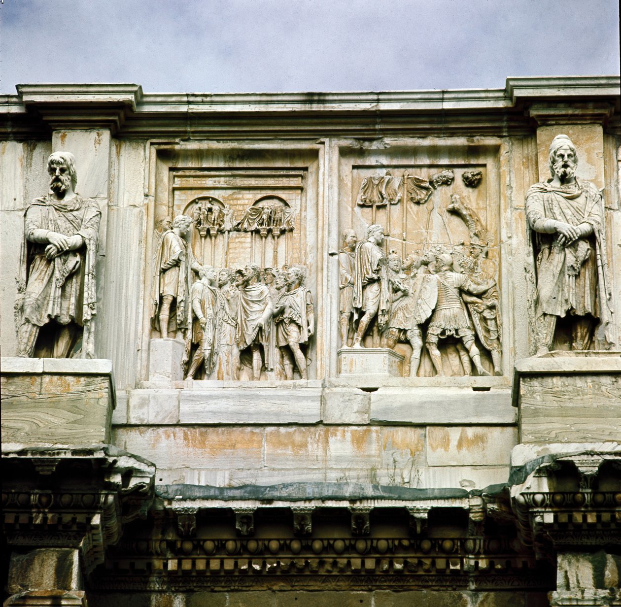 Römische Kunst: Reliefdarstellung der Verteilung von Subventionen an das Volk und die Kapitulation eines barbarischen Anführers von Roman