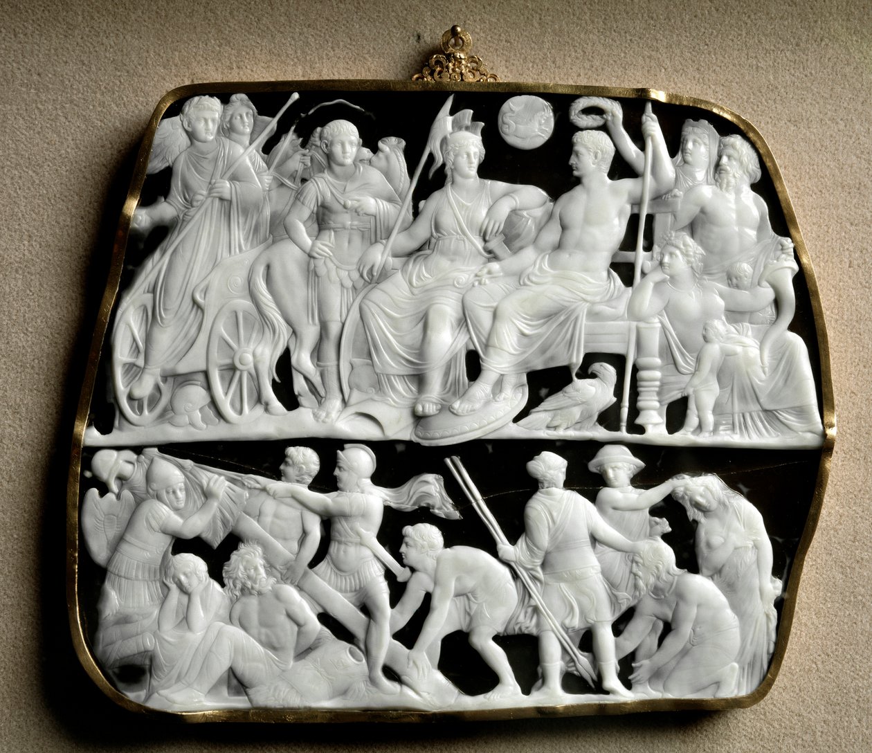 Römische Kunst: Onyx-Kamee, hergestellt vom Bildhauer Dioskurides auf zwei Ebenen. Oben begrüßt Kaiser Augustus, umgeben von mythologischen Göttern, seinen Nachfolger Tiberius. von Roman