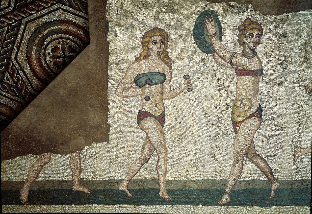Römische Kunst: Junge Römer bei körperlichen Übungen. Sie tragen einen Lendenschurz und ein Strophium (Vorläufer des BHs). (Detail) Mosaik 315-350 n. Chr. Piazza Armerina, Villa Romana del Casale von Roman