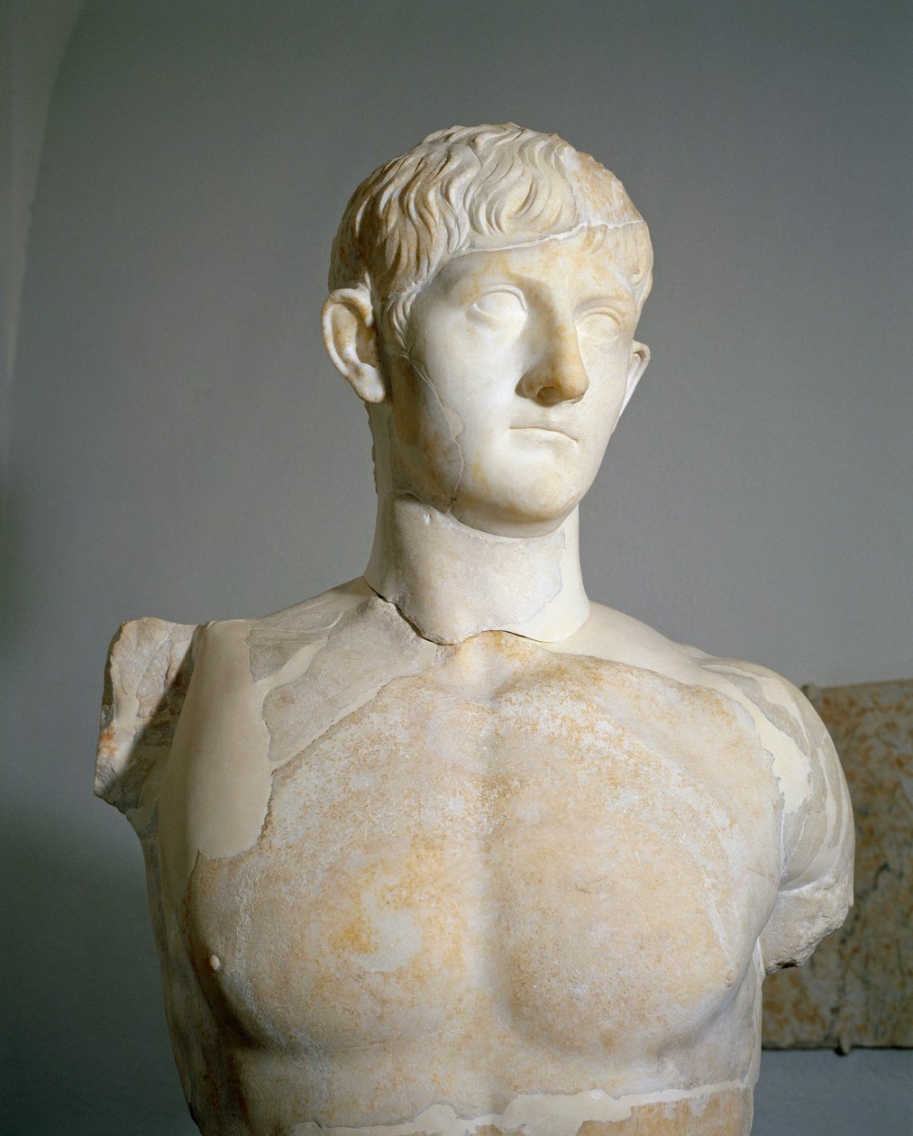 Römische Zivilisation, Marmorstatue von Drusus III, Sohn von Germanicus und Agrippina der Älteren aus Roselle, Augusteum, Toskana, Italien von Roman