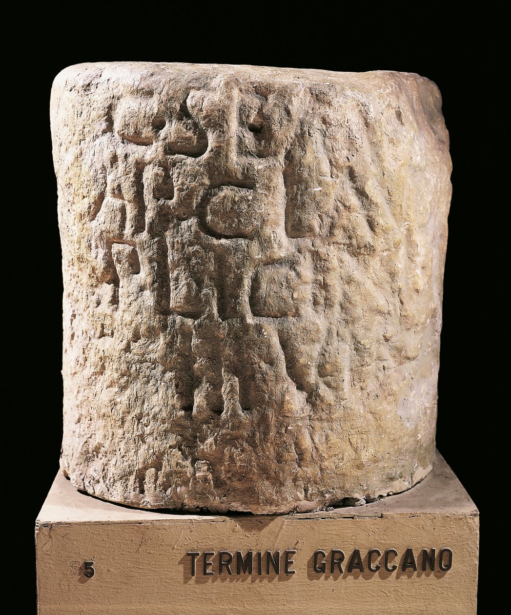 Römische Zivilisation, Grenzstein, der die durch die Gesetze der Gracchen zugewiesenen Parzellen markierte von Roman