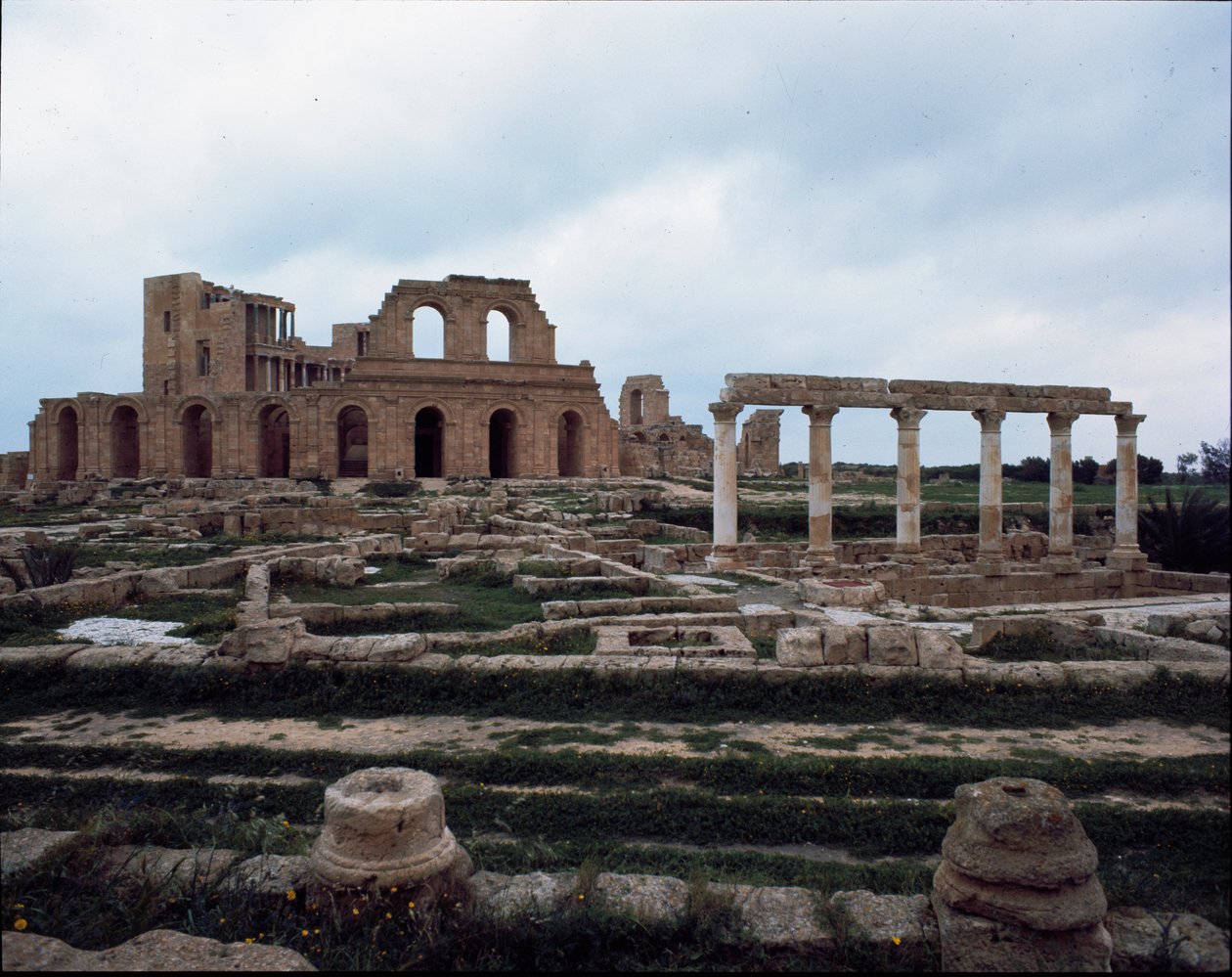 Römisches Theater und Peristylhaus, 2.-3. Jahrhundert von Roman