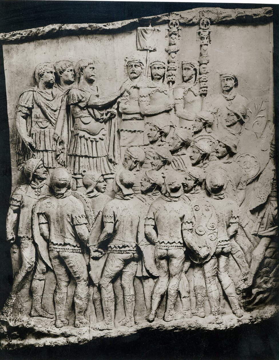 Trajan (98-117) spricht zur Armee, ein Abguss von Trajans Säule, 113 n. Chr. (Gips) von Roman