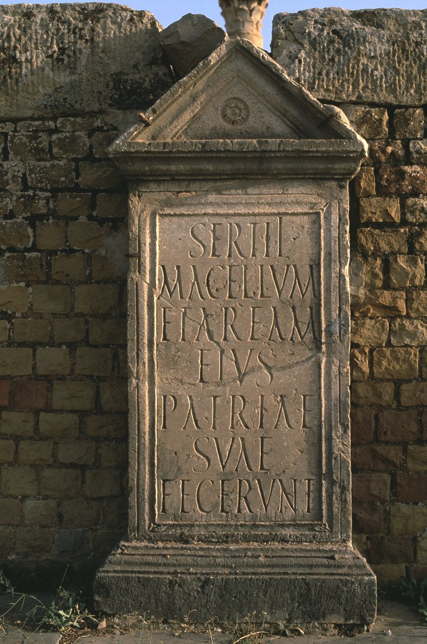 Stele mit einer Inschrift auf dem Sertius-Markt, Hochimperiale Periode von Roman Imperial Period