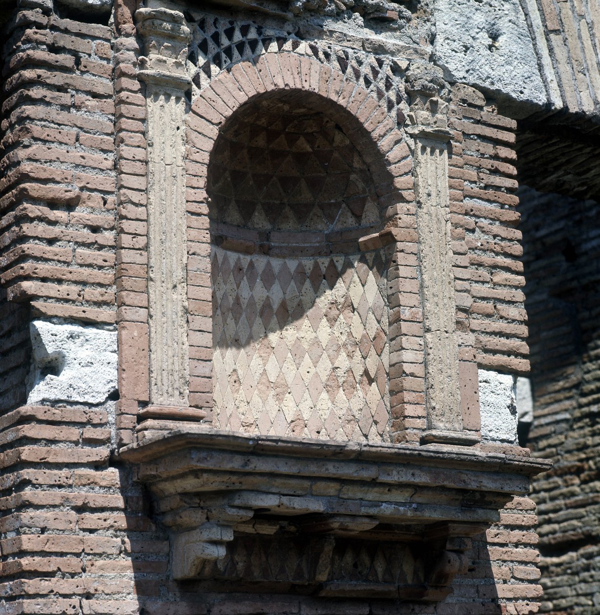 Casa del Laraire (Lararium) in Ostia, in der Nähe von Rom. von Roman Roman