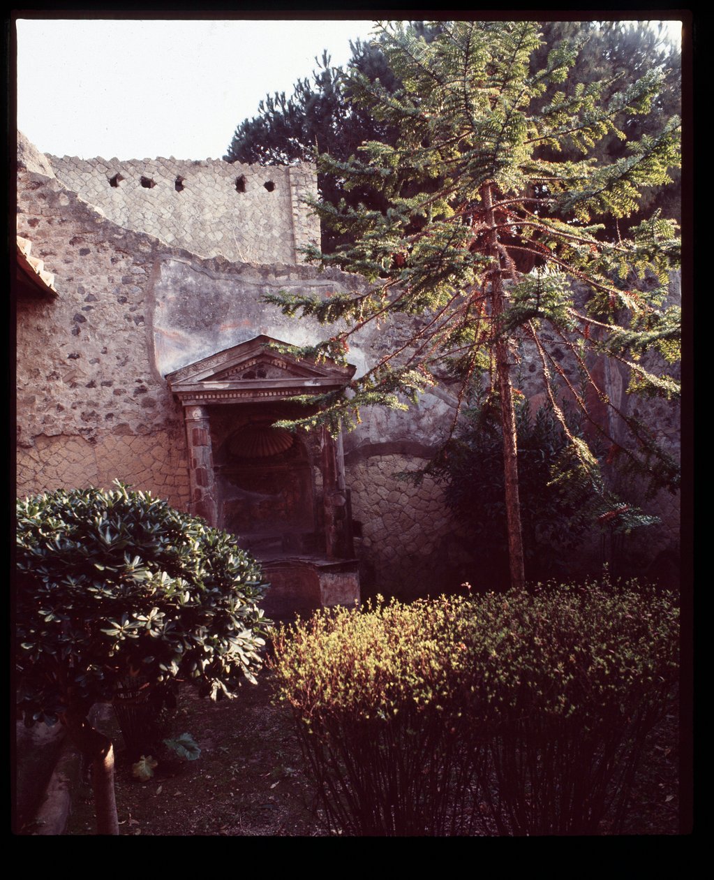 Lararium des Casa del Mobilio Carbonizzato (Haus der verkohlten Möbel), 5. Jahrhundert v. Chr. - 1. Jahrhundert n. Chr. von Roman Roman