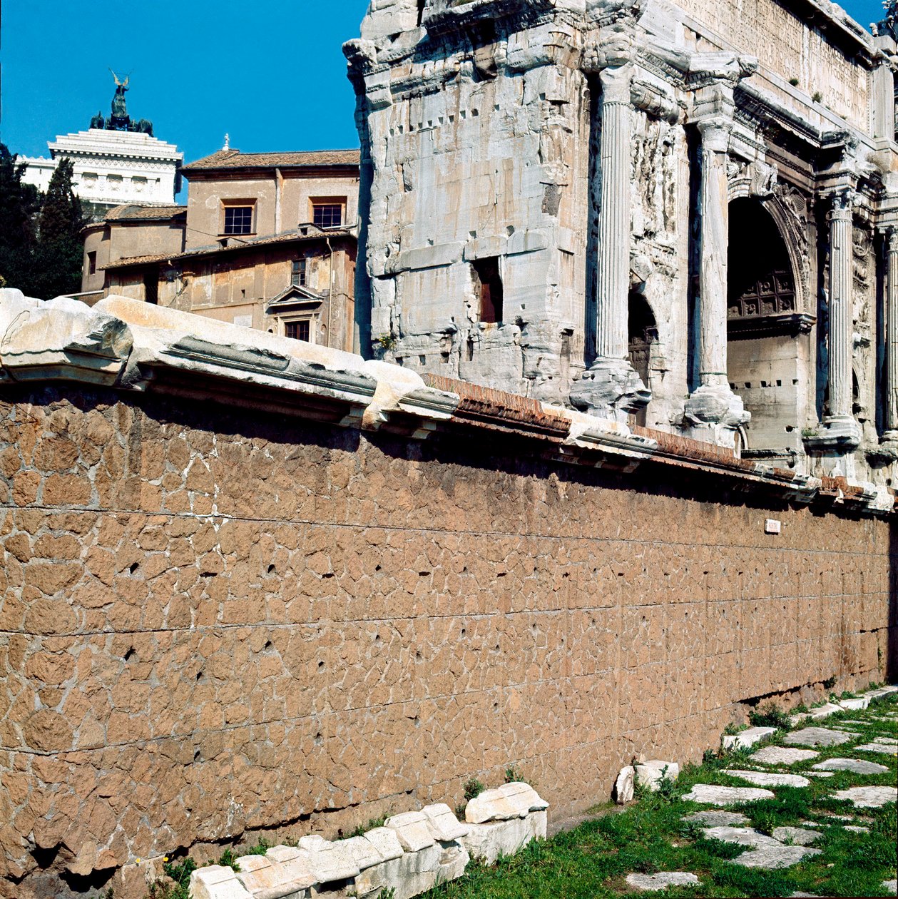 Römisches Forum: Ansicht der Rostri (Rostra), wo die Versammlungen stattfanden. Rom von Roman Roman