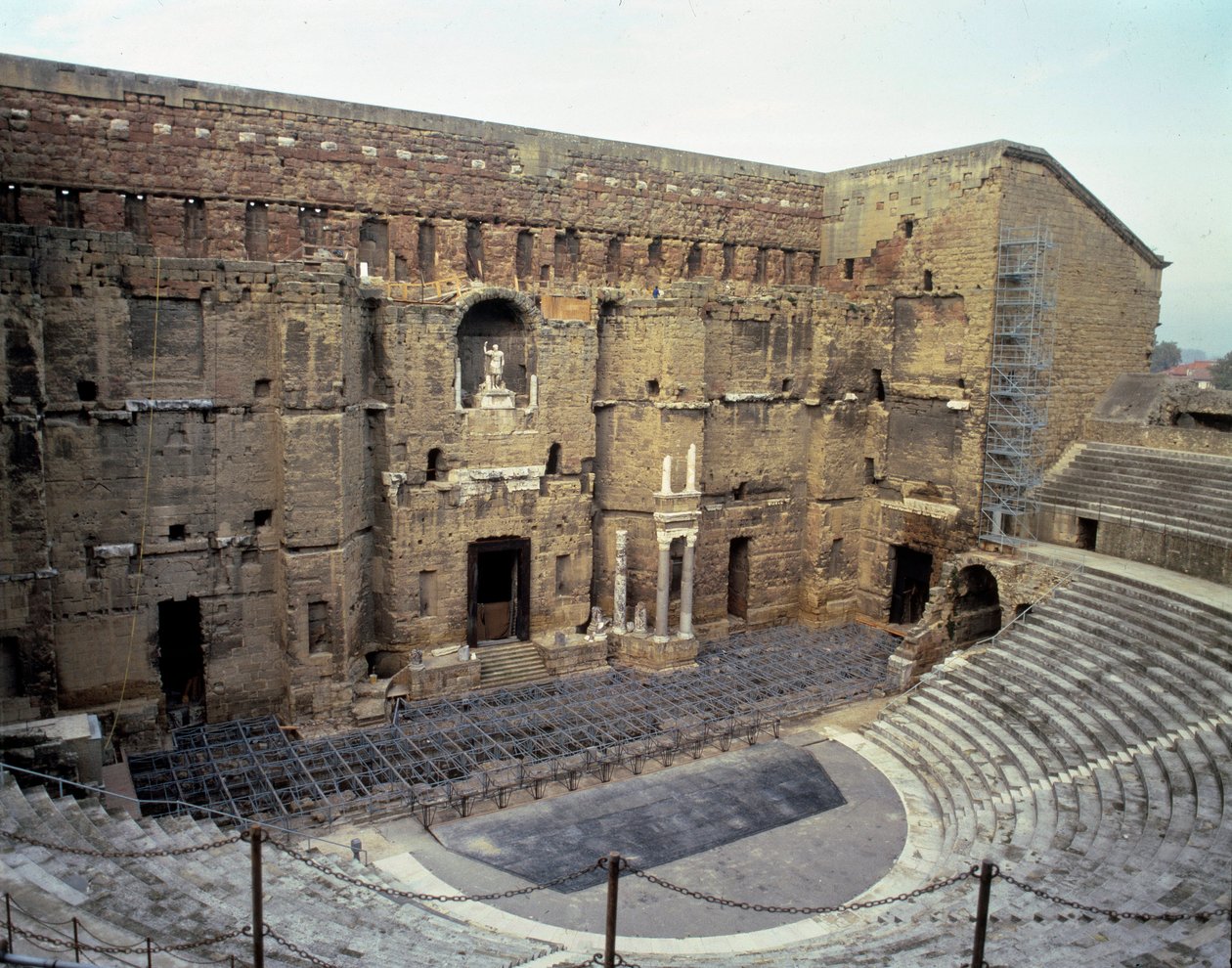 Römische Kunst: Ansicht des römischen Theaters der Stadt Orange von Roman Roman