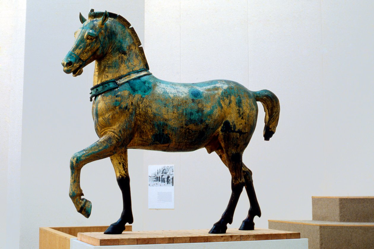 Statue eines der vier Triumphpferde von San Marco (Bronze) von Roman Roman