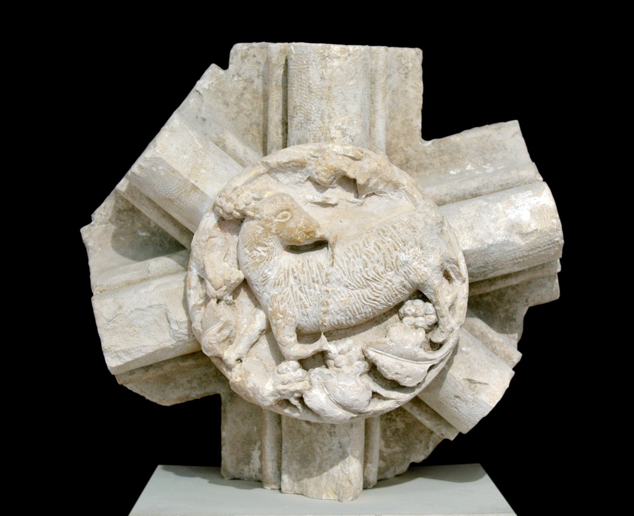 Ein Lamm, Gewölbe der St. Laurentius-Kapelle, ursprünglich über der Zisterzienserabtei von Fontenay von Romanesque