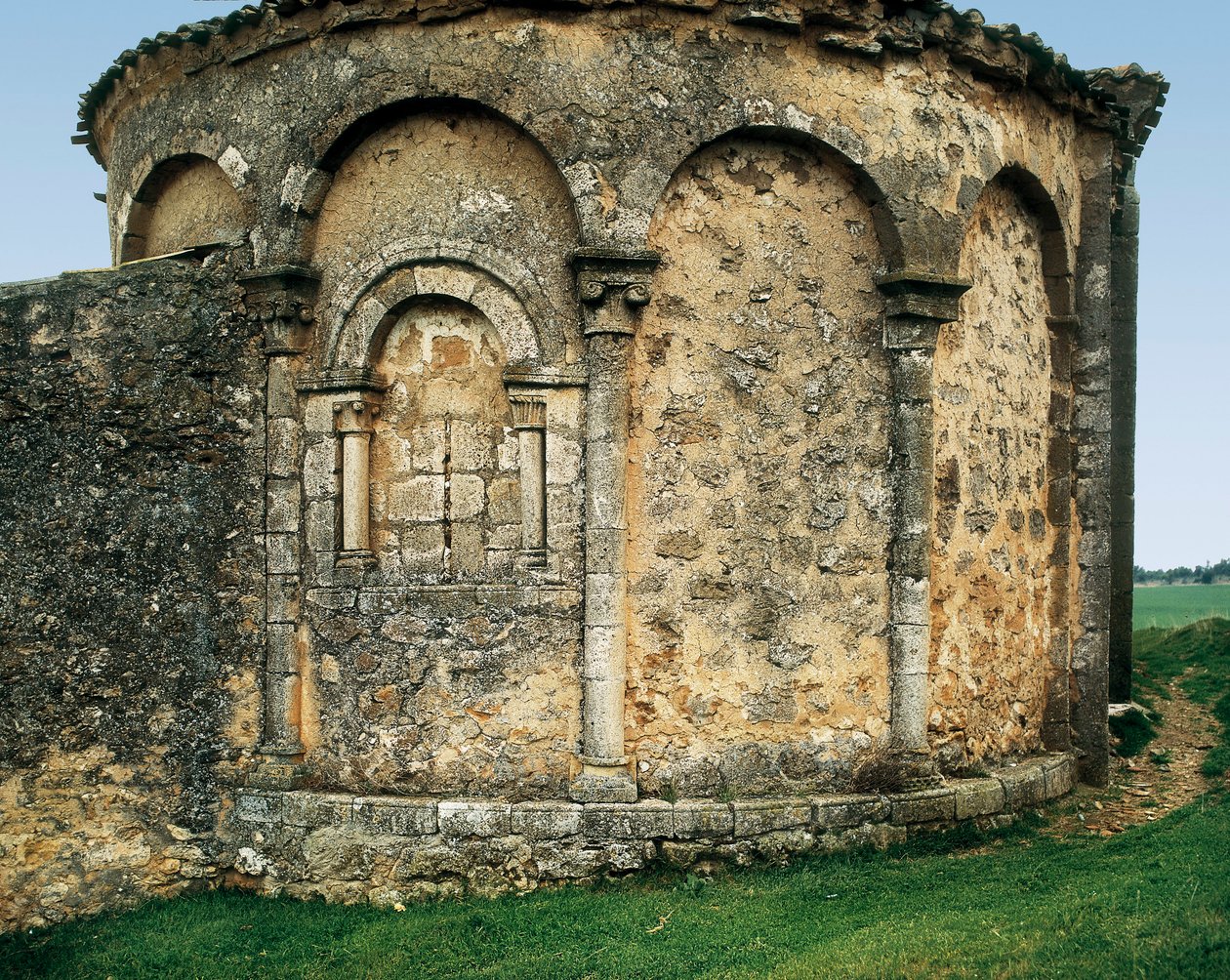 Apsis von außen gesehen, Kirche St. Michael (Parroquia católica de san Miguel Arcángel) in Valdenebro, Soria, Kastilien und León, Spanien, spätes 12. - frühes 13. Jahrhundert (Foto) von Romanesque