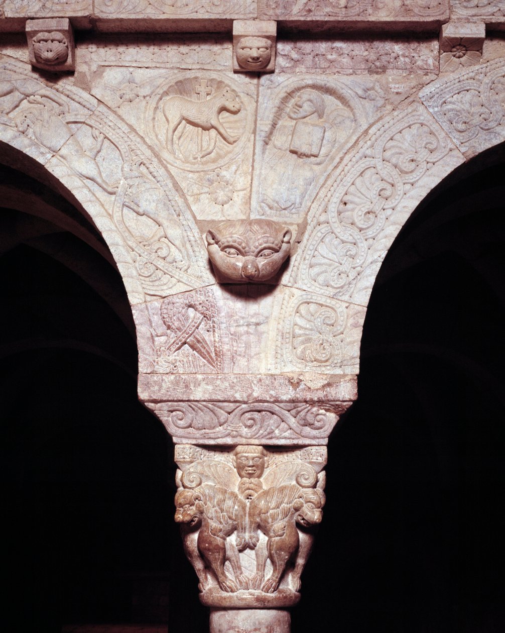 Detail des Lammes Gottes und Symbol des Evangelisten Lukas, geschnitzt auf der Tribüne des Priorats von Romanesque