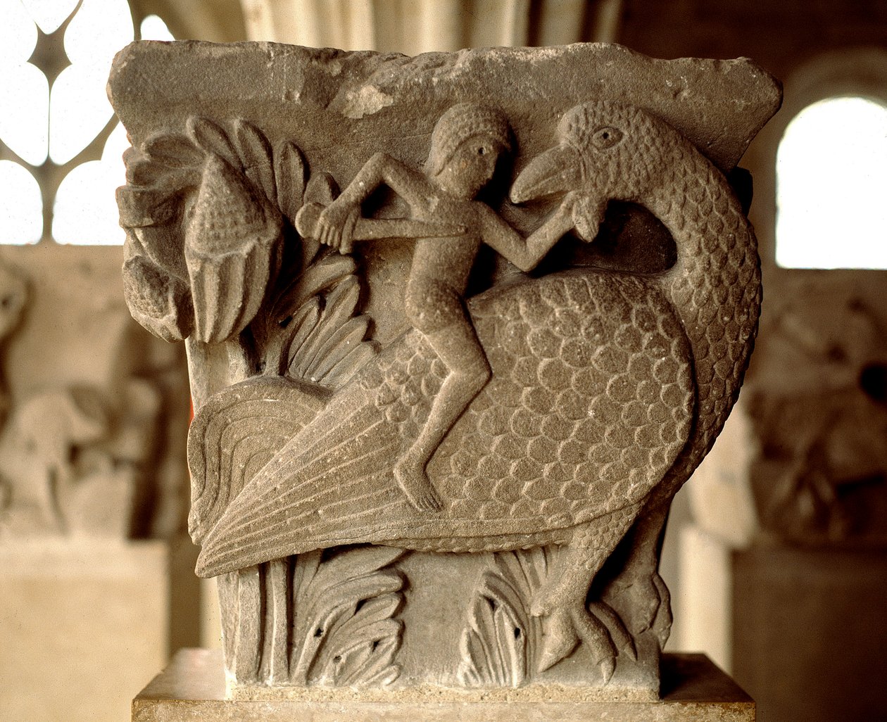 Darstellung eines Kampfes zwischen einem Mann und einem Vogel (Kapitell des Kapitelsaals) von Romanesque