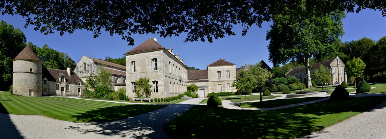 Romanische Architektur: Panoramablick auf die Zisterzienserabtei von Fontenay, Burgund von Romanesque