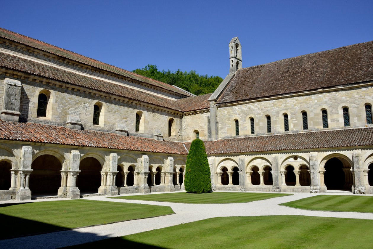 Romanische Architektur: Blick auf den Kreuzgang und die Gebäude der Zisterzienserabtei von Fontenay, Burgund von Romanesque