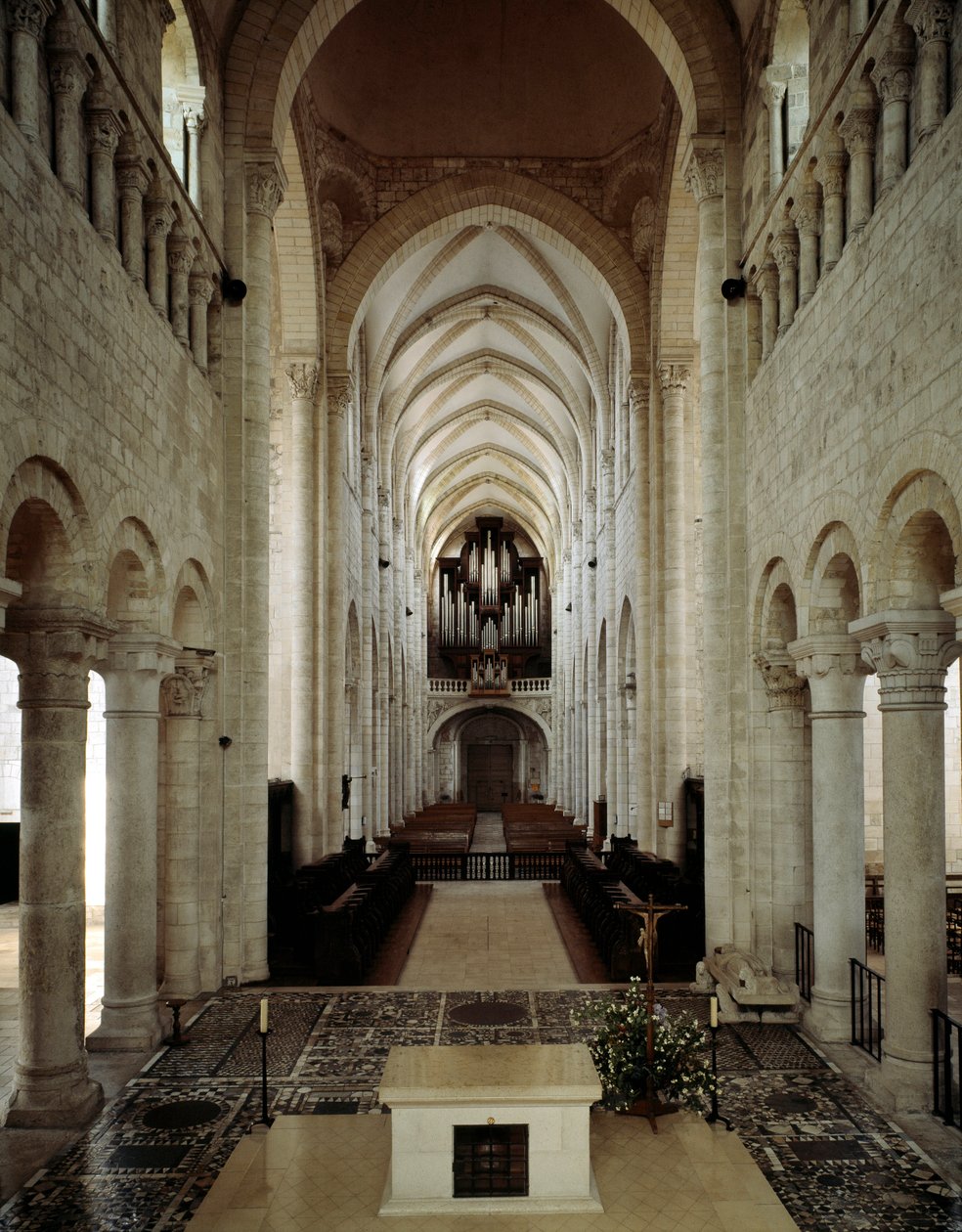 Romanische Kunst: Innenansicht der Basilika von Saint Benoit sur Loire (Loiret), erbaut zwischen dem 11. und 13. Jahrhundert von Romanesque