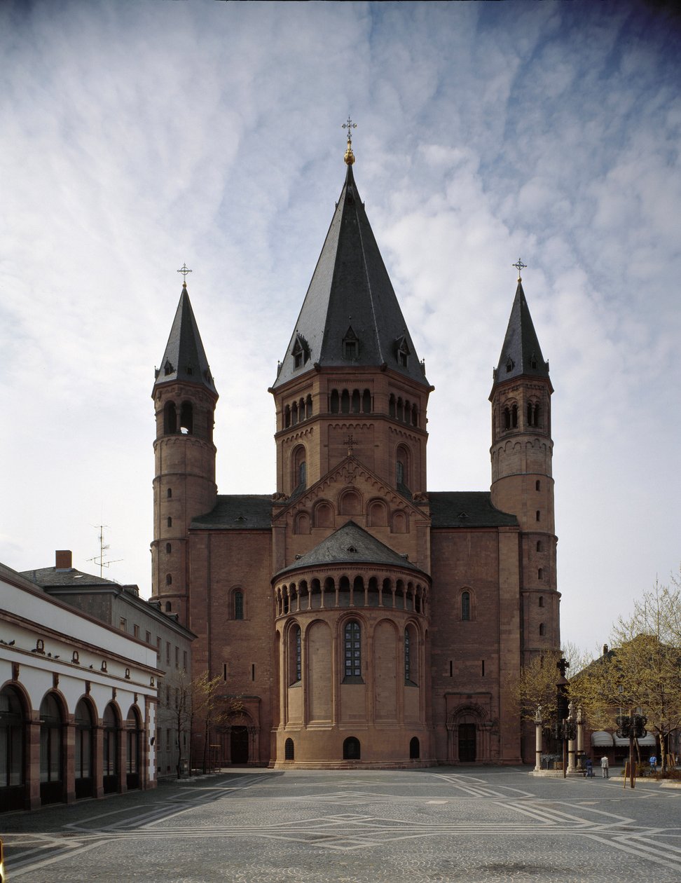 Romanische Kunst: Blick auf die Kathedrale von Saint Martin, erbaut zwischen dem 10. und 12. Jahrhundert. Mainz, Deutschland von Romanesque