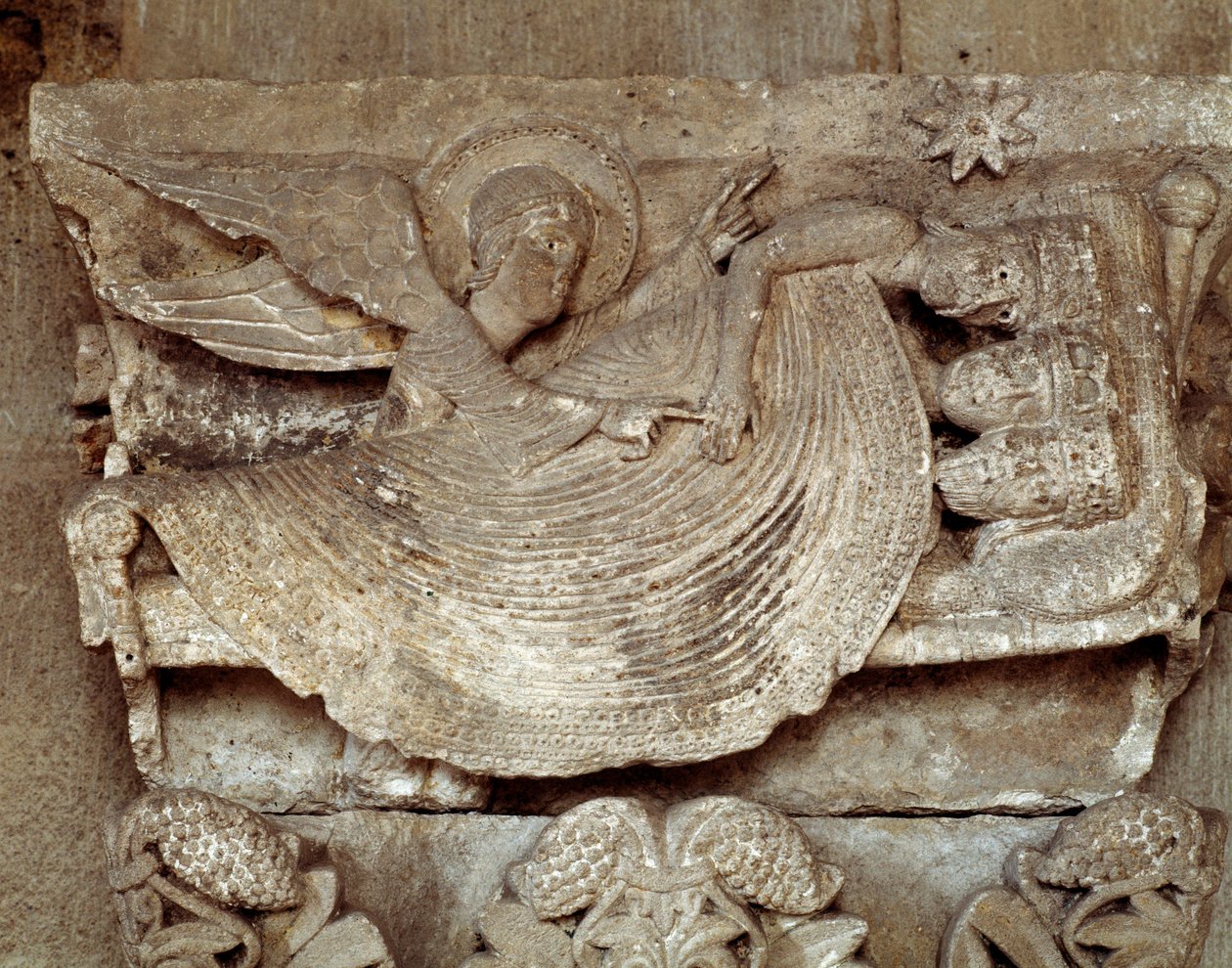 Die Heiligen Drei Könige schlafen, ein Engel weckt sie und zeigt auf den Stern von Bethlehem (geschnitztes Kapitel) von Romanesque