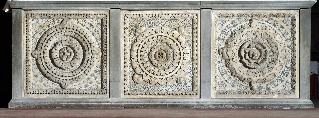 Ansicht des Altars aus Marmorplatten von Romanesque