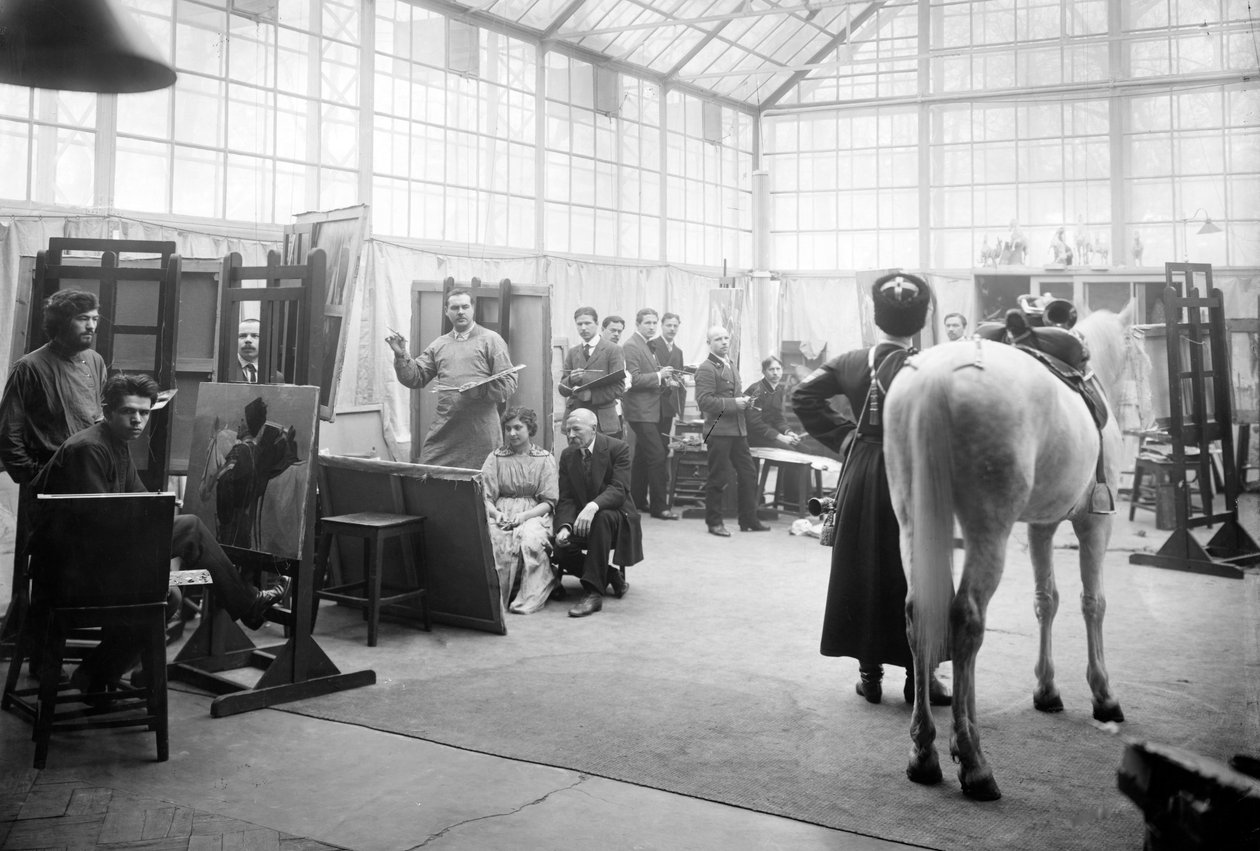 Ein Kosake und sein Pferd posieren für Kunststudenten in der Klasse von Professor Semionovich-Samokish, einem Spezialisten für militärische Themen, Akademie der Künste, St. Petersburg von Russian Photographer