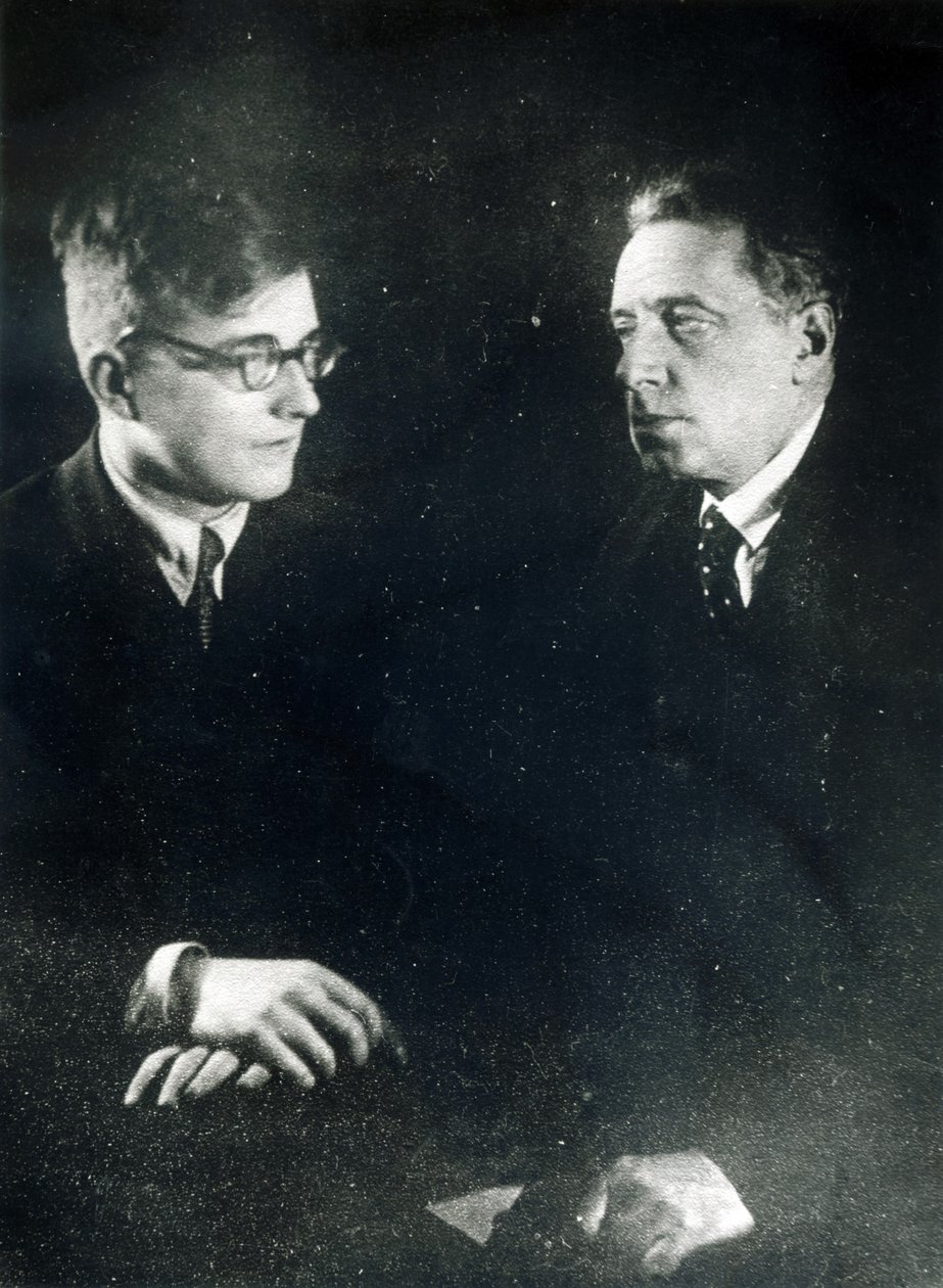 Komponist Dmitri Schostakowitsch mit dem Regisseur und Produzenten Wsewolod Meyerhold, ca. 1930 von Russian Photographer